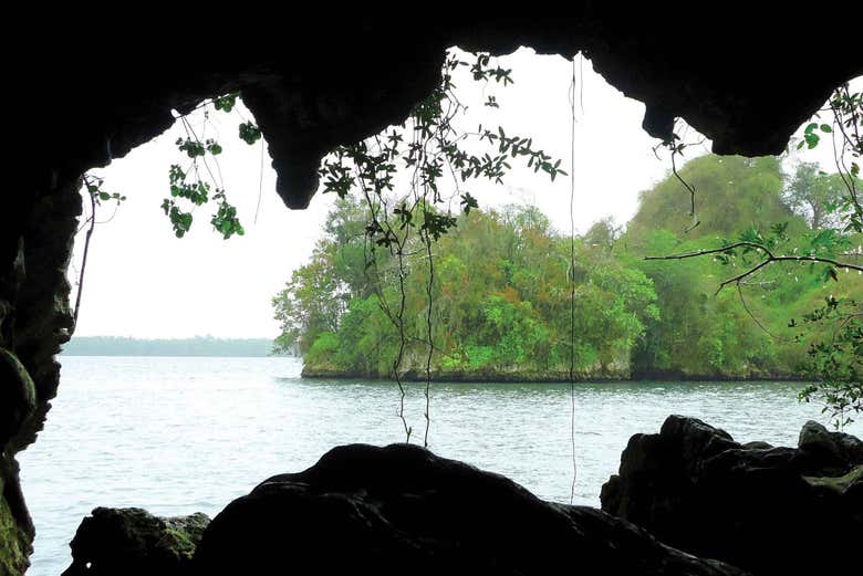 Veduta da una grotta di Los Haitises