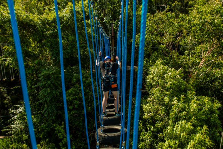 Atravessando uma das pontes suspensas do parque