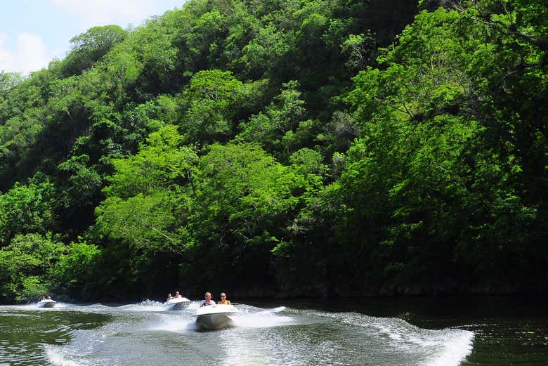 Solcando le acque del fiume Chavón