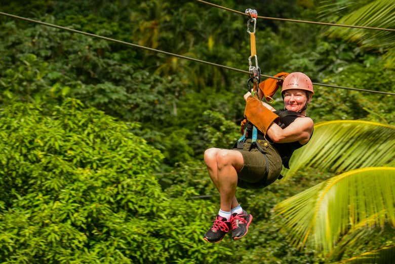 Disfrutando de la experiencia de tirolina