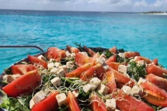 Una fresca ensalada bordo