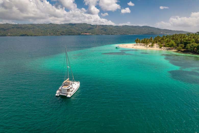 Una embarcación cerca de la isla