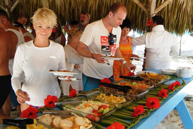 Delicioso almuerzo tipo buffet en la playa