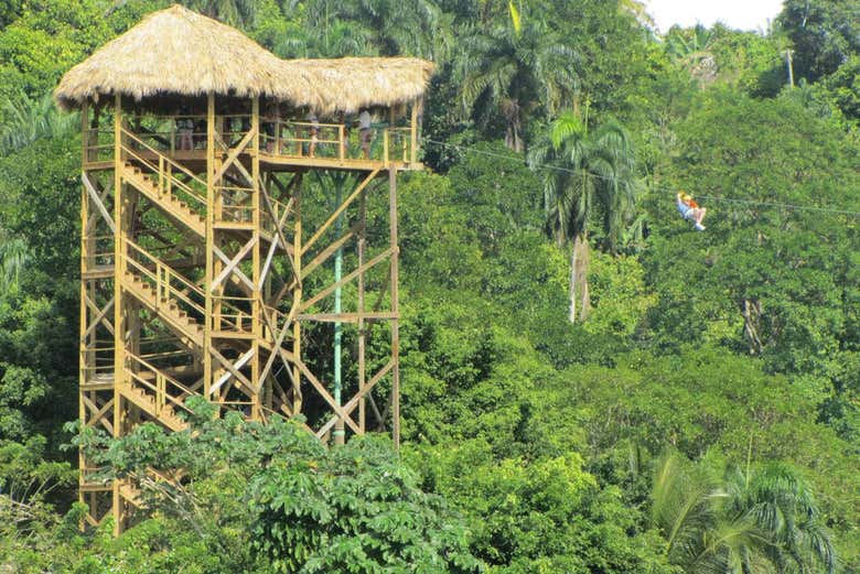 Plataforma de tirolina en Anamuya