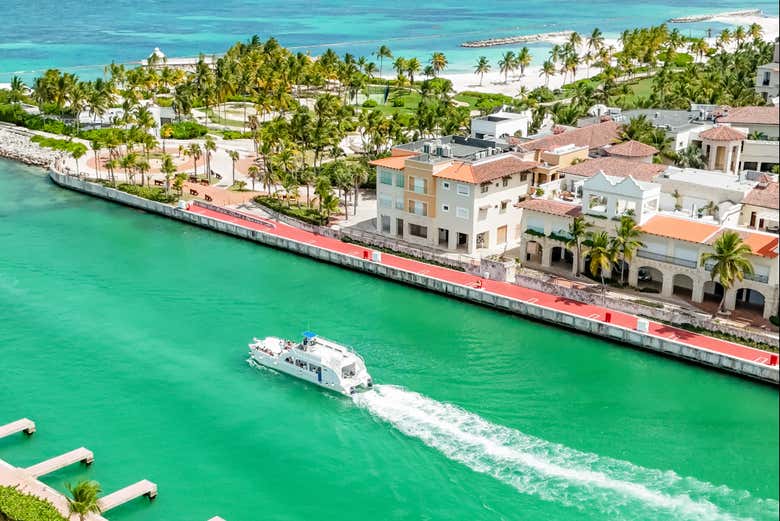 Navegando pelas águas de Cap Cana em um catamarã