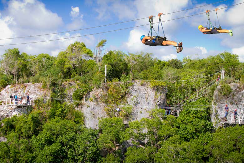 Descargando adrenalina en el circuito de tirolinas de Scape Park