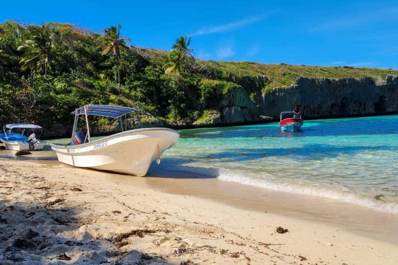 Embarcações ancoradas na playa Madama