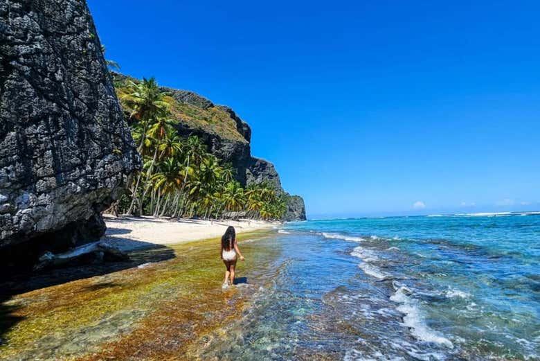 Caminando por la playa Madama