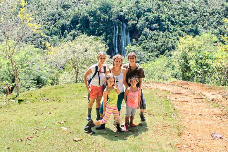 Posando junto a la cascada