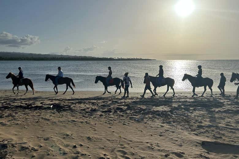 Os cavalos pela praia El Limón
