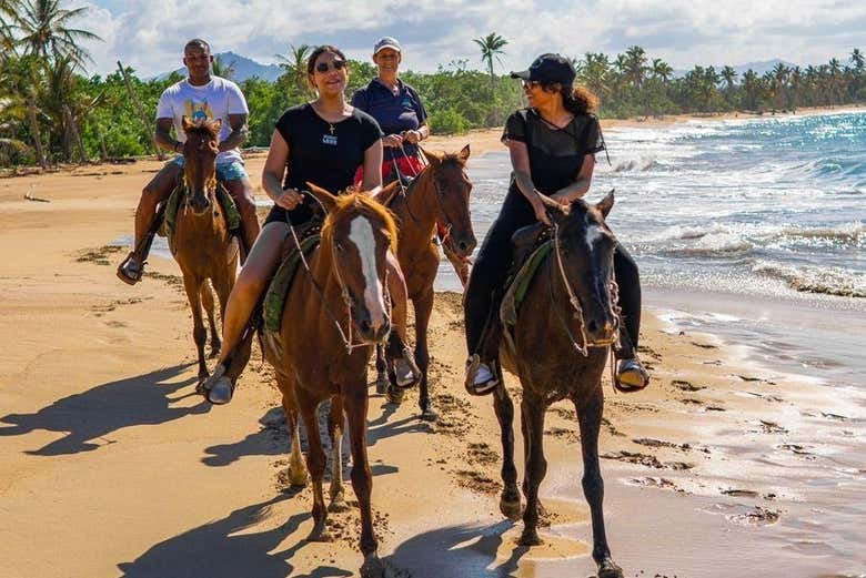 Passeggiata a cavallo lungo la costa dominicana