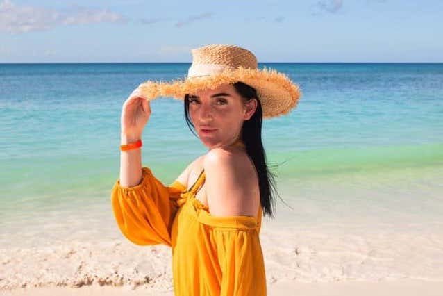 Posando con el mar de isla Saona de fondo