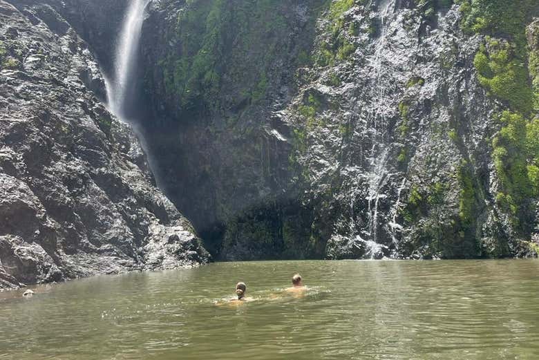 Disfrutando de un baño en la cascada del Salto de La Jalda