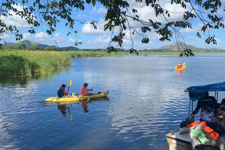Remando en kayak por la laguna del Limón