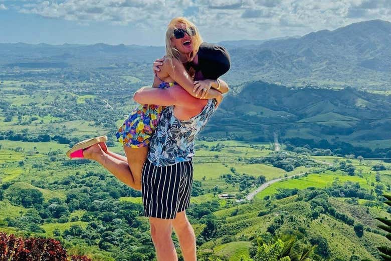 Disfrutando en pareja de la visita a la Montaña Redonda