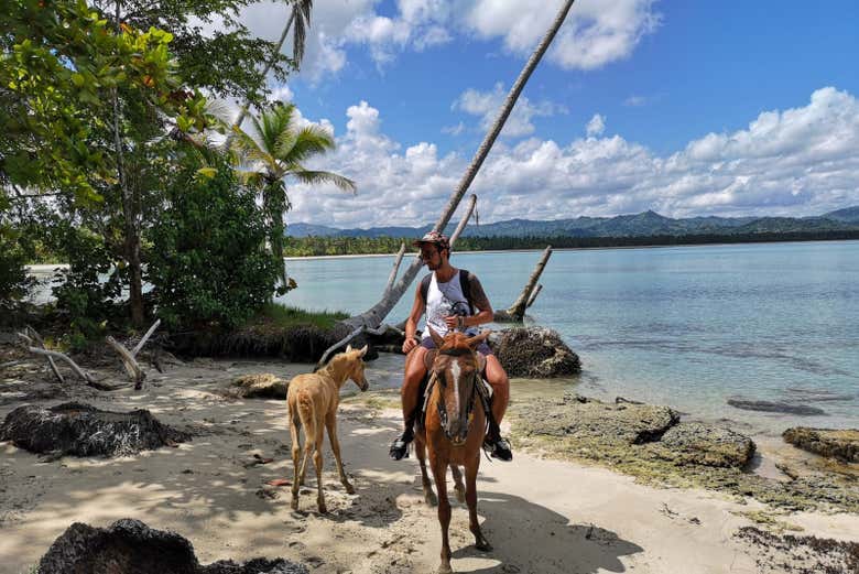 Cavalcata vicino al mare