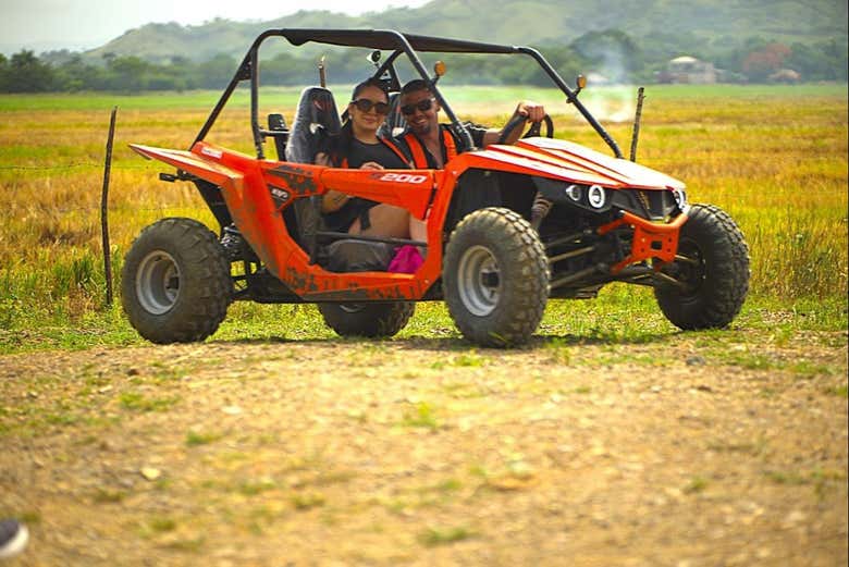 Disfrutando de la ruta en buggy por Miches