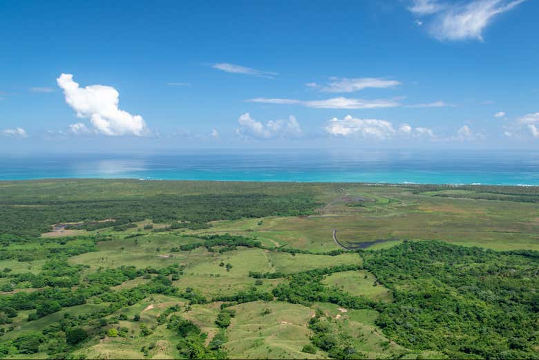 La vista desde Montaña Redonda con el mar al fondo