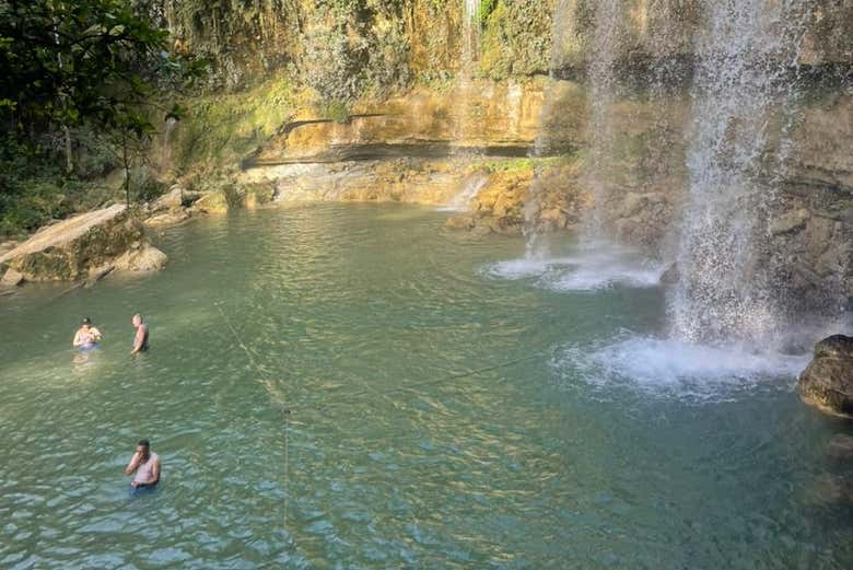 Disfrutando de un baño en la poza natural