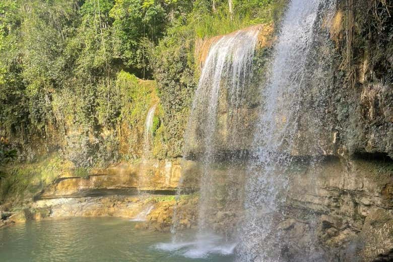 El agua cristalina de las caídas de agua 
