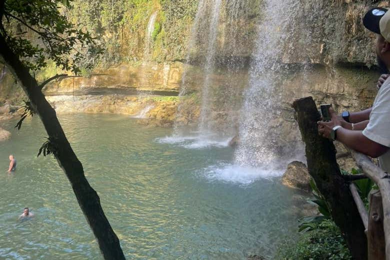 Contemplando las tres caídas de agua en Salto Alto