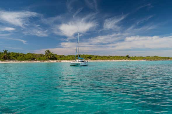 Excursión privada a Bahía de las Águilas en catamarán