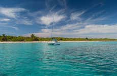Excursión privada a Bahía de las Águilas en catamarán