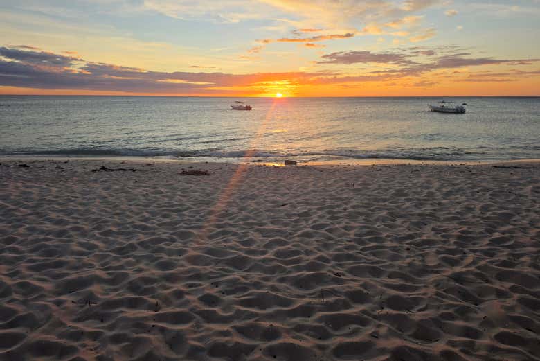 Un fantastico tramonto sulla spiaggia