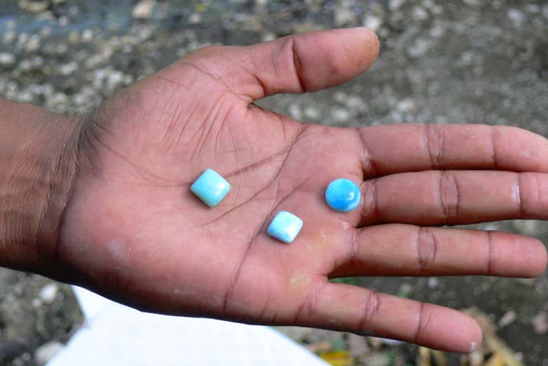 Tre piccoli pezzi di larimar lucidato