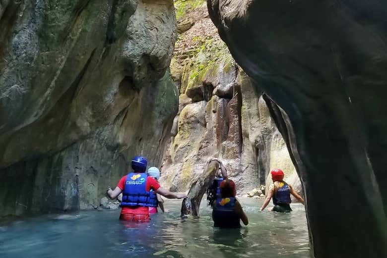 Disfrutando de la actividad de barranquismo en Damajagua