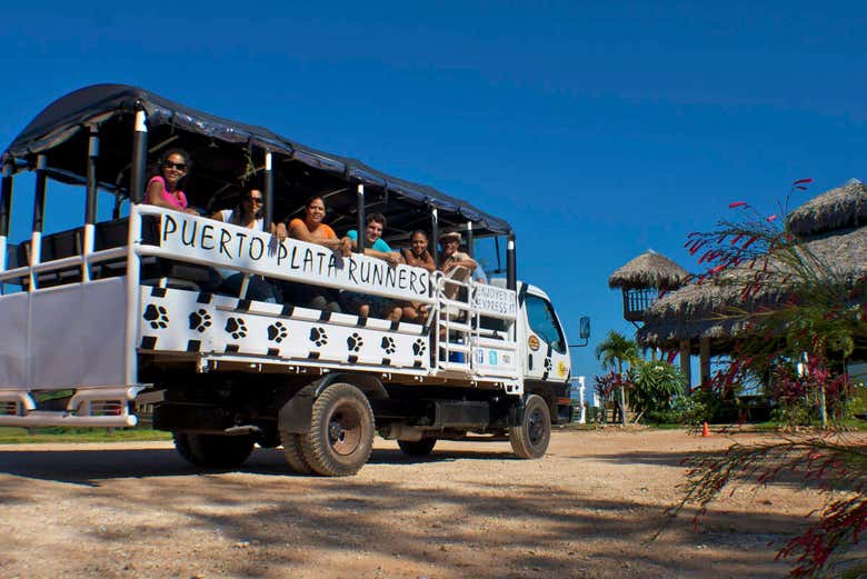 Transporte en un camión safari