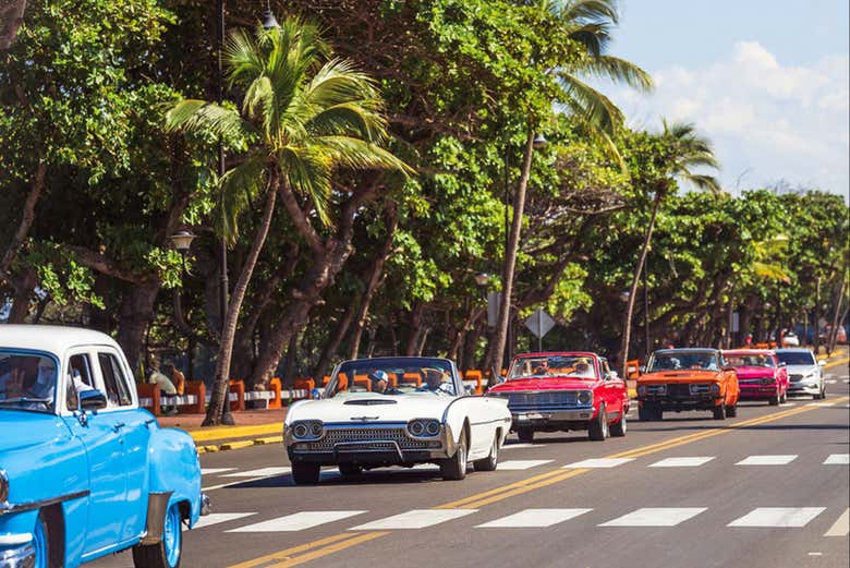 Los coches clásicos transitando por Puerto Plata