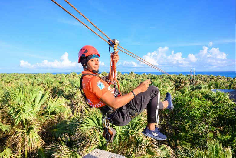 Disfrutando de la tirolina