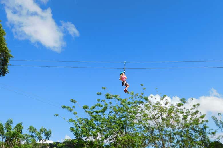 Persona in volo sulla zip line