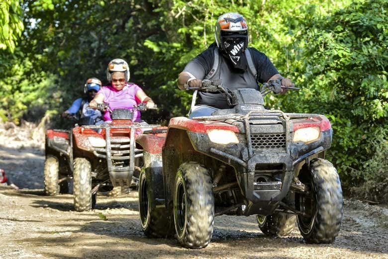 Recorriendo Coconut Cove en quad