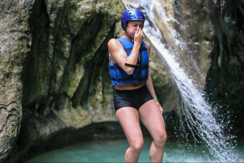 Saltando a uno de los Charcos de Damajagua