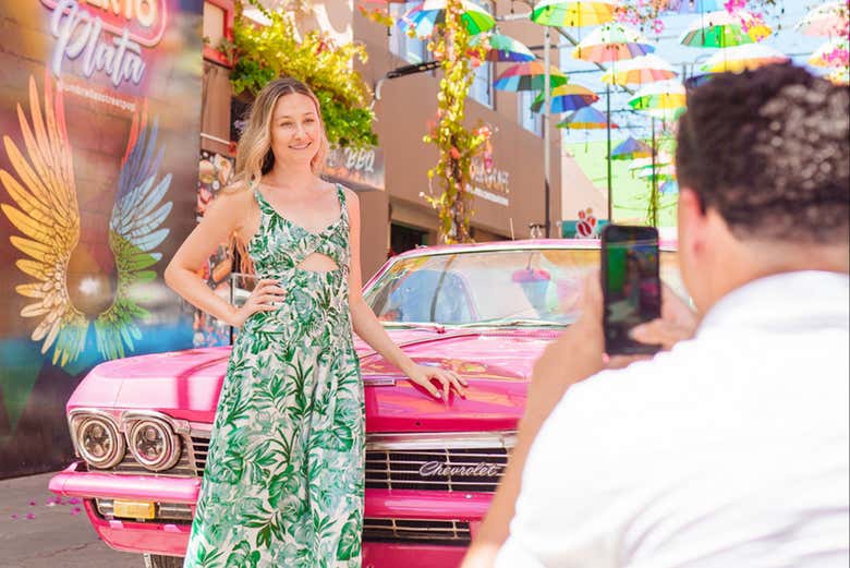 Haciéndonos una foto junto al coche clásico