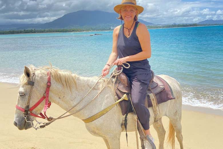 Montada sobre un caballo blanco