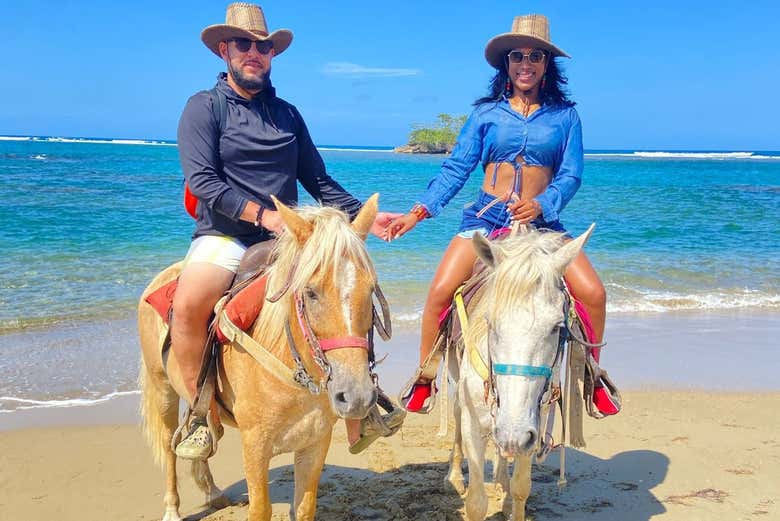 Una pareja disfrutando del paseo a caballo
