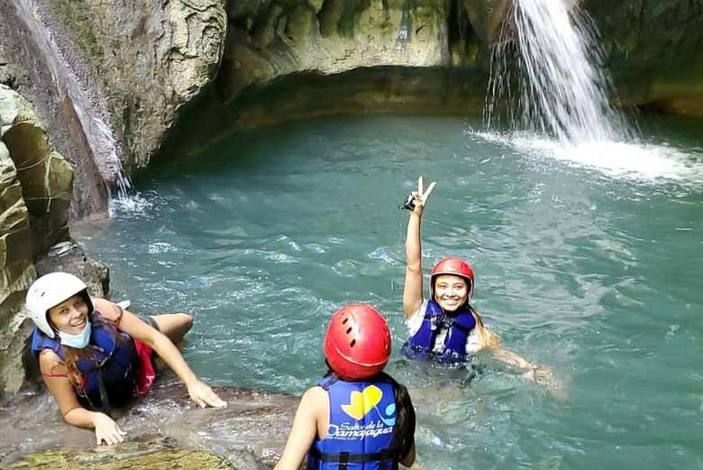 Baño en uno de los charcos de Damajagua