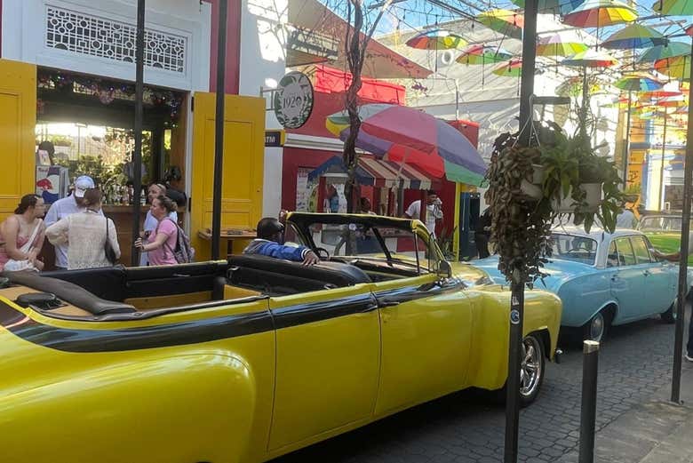 Coches clásicos en la Calle de las Sombrillas
