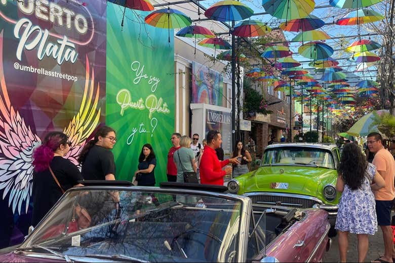 Coches clásicos en la calle de las Sombrillas