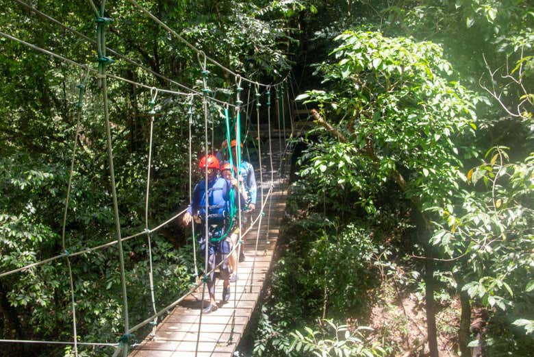 Caminando entre las plataformas de la tirolina