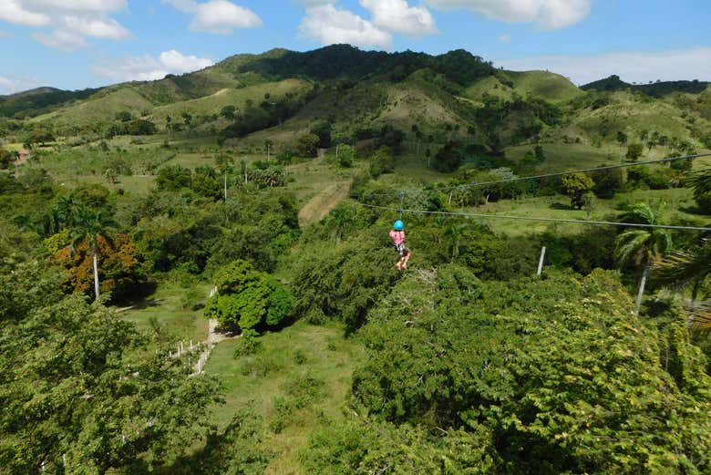 Zip line con vista sul paesaggio circostante