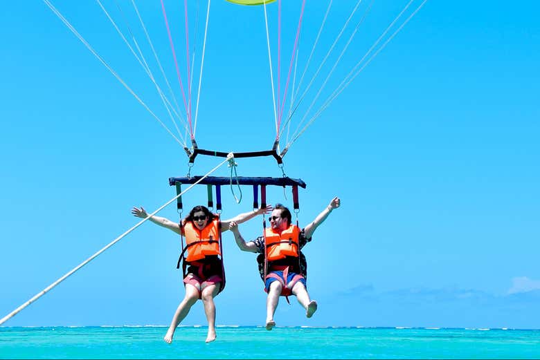 Una pareja disfrutando de la actividad de parasailing