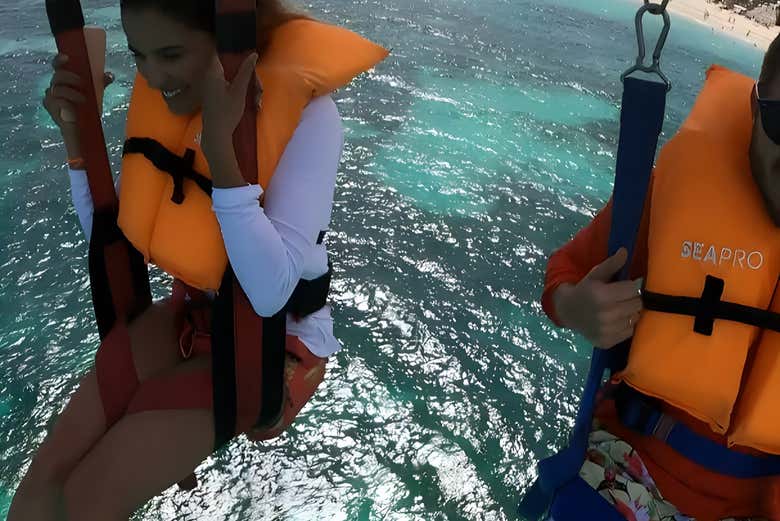 Disfrutando de las vistas desde el parasailing