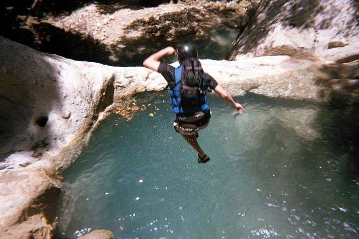 Saltando a los charcos de Damajagua
