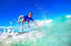 Clase de surf individual en la playa de Macao