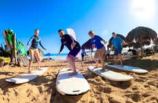 Clase de surf en grupo en la playa de Macao