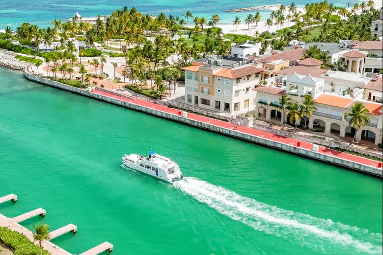 Vista aérea del catamarán